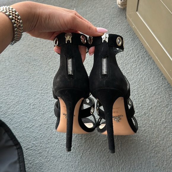 Authentic Prada Décolleté Heeled Sandals
Black suede and silver-coloured sails. - Picture 4 of 14